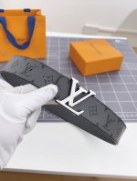 特 寬：40Mm 驢家新品 雙面均可使用 一面為柔軟的十字紋小牛皮 另一面配以色彩繽紛的帆布製作 全新字母搭扣設計與腰帶搭配相呼應 成為獨特的亮眼之作！