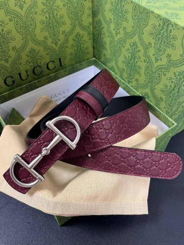 2025秋冬系列焕新演绎富有辨识度的Gg Marmont系列。这款双面腰带采用Gg印花压纹皮革与皮革材质匠心打造，缀饰双G搭扣。 DDD 商品细节 DDD 一面