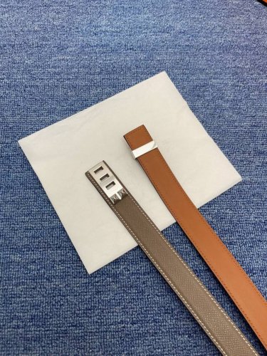 品牌 爱马仕 特 描述 采用高级真皮精制而成，触感厚实，饰以商标带扣。腰带为意大利尺寸，请在购买前参阅腰带尺寸指南. 铜扣金属配件 黑色皮革，采用环保工艺制作而