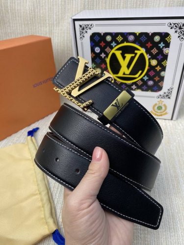 品名：Lv..路易..威登原单 材质：原单牛皮腰带 百分百头层牛皮腰带保证真皮，24K纯钢扣，专柜原单品质、做工精细，时尚大牌，送人自用首选 包