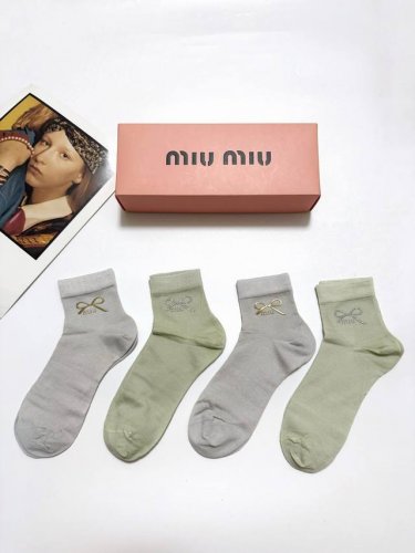 配包装 一盒4 双 缪缪 Miumiu 经典字母Logo 薄款桑蚕丝短袜，无骨凉感冰冰袜 ，Ins超火爆短袜，潮人必备 ，经典配色 个性时尚百搭款，你值得拥有哦