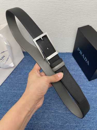 -Prada 普拉达 550108专柜同款 男士休闲双面用腰带 宽3.4Cm 采用掌纹双面牛皮 采用简约外形设计，其上以Prada徽标装饰，勾勒精致细节，是Pr