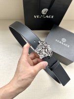 宽度4.0Cm Versaec 范思哲 此款时尚腰带由柔软的小牛皮革制成，饰有立体美杜莎！扣头五金采用真空电镀 。