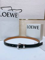 Loewe 罗意威专柜最新同款腰带 选用光滑牛皮革窄款腰带 配有Anagram Pebble针扣 卓越的工艺 个性的造型 精美的材质 宽:2.0Cm