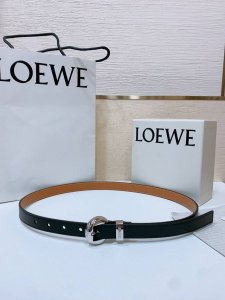 Loewe 罗意威专柜最新同款腰带 选用光滑牛皮革窄款腰带 配有Anagram Pebble针扣 卓越的工艺 个性的造型 精美的材质 宽:2.0Cm