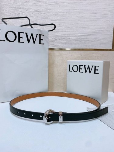 Loewe 罗意威专柜最新同款腰带 选用光滑牛皮革窄款腰带 配有Anagram Pebble针扣 卓越的工艺 个性的造型 精美的材质 宽:2.0Cm