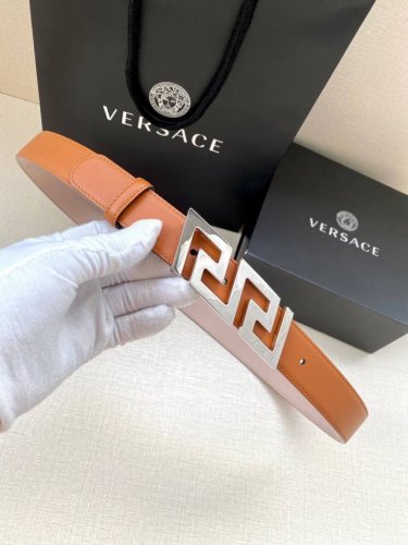 特P190。 Versace 宽度3.0Cm 此款腰带由优质皮革制成，饰有La Greca彰显个性设计。该铆钉腰带饰有La Greca五金搭扣配件，打造Vers