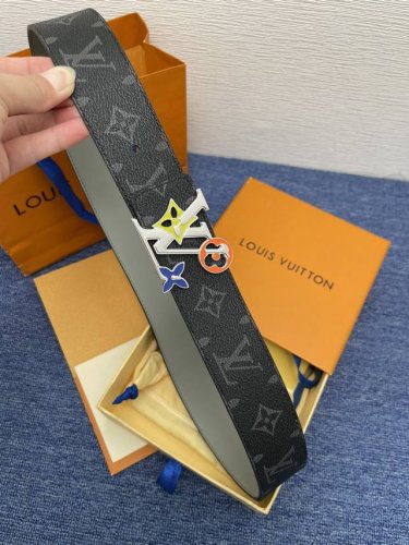 品牌Lv 4.0Cm 描述这款饰有Lv带扣的腰带配以水牛皮衬里，覆以Monogram 牛皮。展现细腻的品牌特质，是牛仔裤的理想配件 Lv字母带扣 Monogra
