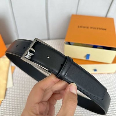 特 寬度：35Mm 驢家最新品 男士經典頂級休閒腰帶 寬度35毫米 品牌專用平紋Togo紋小牛皮搭配小牛皮底 全新開模精品針扣設計 多色選