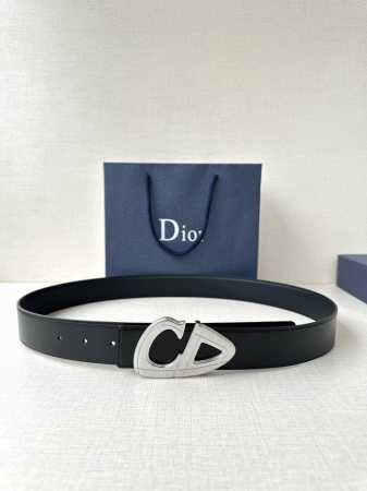 宽度3.5Cm Dior 这款黑色哑光涂漆饰面 不锈钢腰带扣是春季男装系列新品，展示 Cd30 标志，灵感源自 B30 运动鞋。可与各式 35 毫米腰带搭配，提 - 点击图像关闭