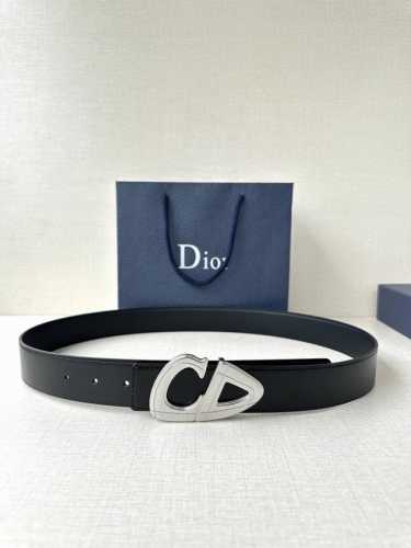 宽度3.5Cm Dior 这款黑色哑光涂漆饰面 不锈钢腰带扣是春季男装系列新品，展示 Cd30 标志，灵感源自 B30 运动鞋。可与各式 35 毫米腰带搭配，提