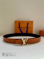 Lv Heritage 双面腰带3.4宽 选取粒面皮革和纳帕皮革 新款3层Lv 搭扣。微弧形边缘和摩登形状末端见证细致匠心，为考究人士带来赠礼佳选
