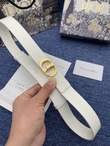 迪奥550 3.0Cm 特 这款 30 Montaigne Avenue 腰带从同名手袋汲取灵感，采用黑色光滑 牛皮革精心制作，质感柔软，设计优雅，饰以富有光泽