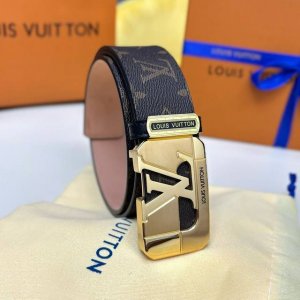 高端品质，实物拍摄 批 配全套包装 品牌：驴家最新款 扣头材质：精品实心钢扣 带身材质正面：40Mm宽度采用双面进口原版皮腰带。真空电镀五金扣头实物拍摄 一等