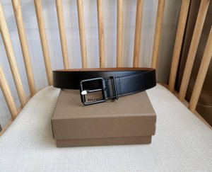 新款 Burberry 巴宝莉专柜同步上新 意大利精制腰带 选用光滑小牛皮面料打造 搭配镀钯金针扣 宽:3.5Cm 精致优雅简单大方