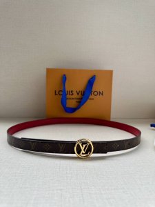 女款 2.0宽 本款 Lv Iconic 双面腰带新款 搭配标志性 Iconic 搭扣，无论展现 Monogram Reverse 帆布或素雅牛皮革，均可为挚爱