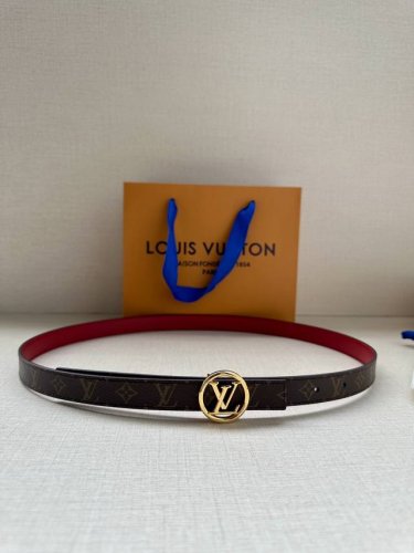 女款 2.0宽 本款 Lv Iconic 双面腰带新款 搭配标志性 Iconic 搭扣，无论展现 Monogram Reverse 帆布或素雅牛皮革，均可为挚爱