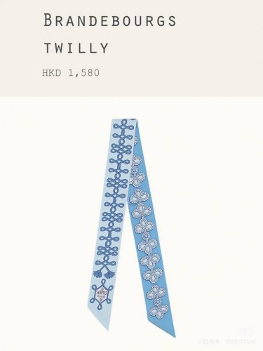 Phms2168 爱马仕Twilly 饰绦与勃兰登堡 顶级斜纹真丝打造 超精细的印花 字迹非常清晰 绝对是送礼自用的首选丝带既可绕于颈间，亦可缠于腕部、腰部，同