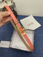 迪奥550 2.0Cm。 这款 Montaigne Avenue 腰带从同名手袋汲取灵感，采用黑色光滑 牛皮革精心制作，质感柔软，设计优雅，饰以富有光泽的新款金