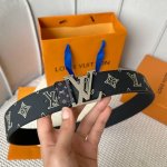 特 寬：40Mm Louis Vuitton 腰帶 頂級原單品質 寬度40毫米 丝印专柜大花图案 搭配最新款五金 專櫃款號 細節看圖 市場獨家版本 ！碼
