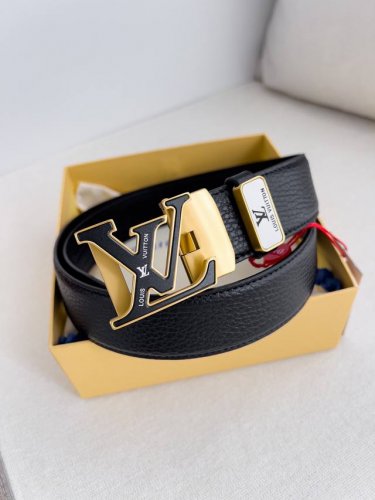 品名：Lv..路易..威登 腰带原单自动带 皮带 型号：自动扣，纯钢材质自动扣，头层牛皮自动带身，实物拍摄材料：百分百头层牛皮，保证真皮。24K纯钢扣，永不掉色