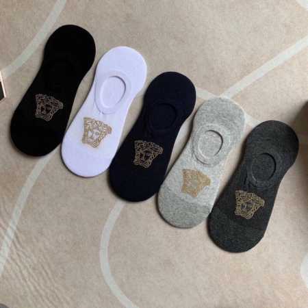 特 Versace 范思哲经典男款隐形船袜 一盒五双 纯棉材质织造，超柔软舒适，提花经典美人头标志，完全彰显该品牌男士的低调奢华风格，永不落幕的极简五色：黑、藏 - 点击图像关闭