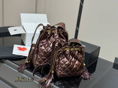 无盒 Size：16*22Cm 香奈儿 25A流苏水桶真香 长在我审美上 ！ 抽绳水桶包！可甜可酷哦！ 最新材质！