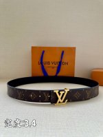 Lv Initiales3.4宽腰带取材 Monogram Eclipse 帆布和素净牛皮，为标志性 Lv 搭扣描绘摩登哑光质感，可令任意造型展露典雅意味 Mo