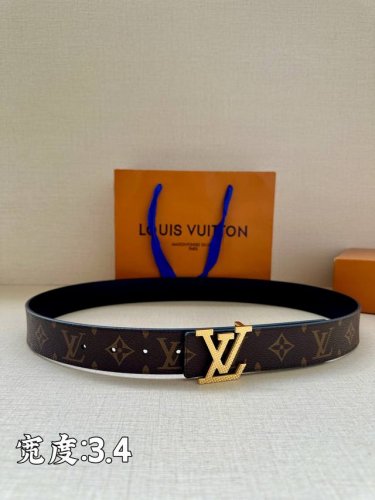 Lv Initiales3.4宽腰带取材 Monogram Eclipse 帆布和素净牛皮，为标志性 Lv 搭扣描绘摩登哑光质感，可令任意造型展露典雅意味 Mo