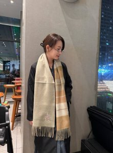 Loewe 罗意威难得一见的温柔配色，低调又不失优雅 重点推荐羊绒双面配色，一面格子一面纯色，一条围巾两种风格搭配，高级舒适时髦气质，名小众，却大牌范十足，超级
