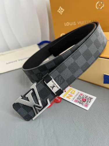品名： Lv..路易..威登腰带皮带原单 型号：挂扣，经典纯钢材质镶钻字母挂扣，头层牛皮，图片实物拍摄 材料：头层牛皮，挂扣系列，纯钢材质扣头，钯镀电镀工艺永不