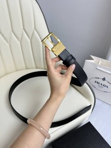 Prada.普拉达 是意大利著名奢侈品牌，致力于创造兼具经典色彩和创新精神的时尚理念，独特的设计结合了流行简约与优雅的气质，完美地衬托出prada优秀的产品。风