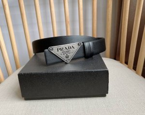 prada 普拉达 专柜最新款 这款搭扣式腰带出自多功能的组合式配饰系列 可随心搭配 三角形徽标藉由普世的简约廓形彰显别具一格的特色和现代感 呈现精致质感 宽: