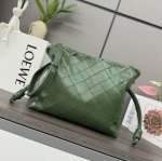 Low新款 中号褶裥纳帕羊皮Flamenco 福袋手拿包它通过拉绳收紧 并打上标志性的盘绕结。中号版本以闪亮纳帕羊皮革打造，经过手工裁剪、缝合和缝制。*中号Fl