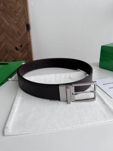 Bv 2026新款Intrecciato Stamp编织压纹腰带 原厂牛皮压印Intrecciato编织图案 双面用 搭配微复古银色可旋转针扣 侧面有标识 宽度