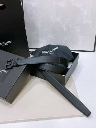 特 Salnt.Laurent.Paris. Le Cassandre树皮纹皮革腰带 腰带搭配可调节加长方扣和Le Cassandre环扣。镌刻圣罗兰 Pari - 点击图像关闭
