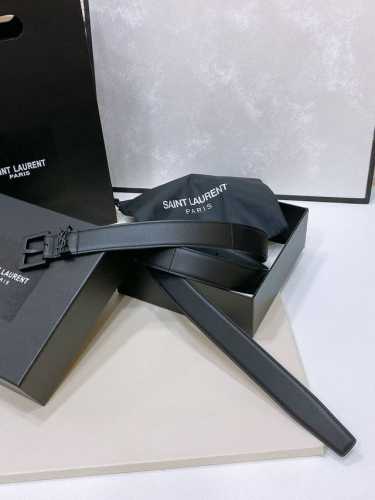 特 Salnt.Laurent.Paris. Le Cassandre树皮纹皮革腰带 腰带搭配可调节加长方扣和Le Cassandre环扣。镌刻圣罗兰 Pari