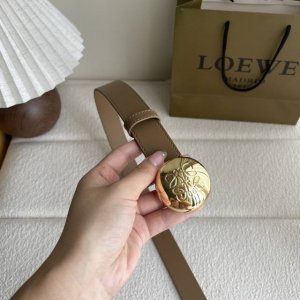 特 罗意威新款光滑牛皮革腰带，饰以金属Loewe品牌标志Logo，宽2.8Cm，五孔调节。颜色：橡木色