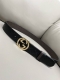 特 双面经典热压款 3.7双面腰带，一侧为Gucci Signature皮革，反面一侧为单色皮革。配以互扣式双G带扣