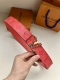 特 本款4.0宽 Lv Initiales 双面腰带响应当季 Taigarama 皮具系列的热烈号召，为 Monogram 帆布一面涂抹明快新色，另一面选用柔滑
