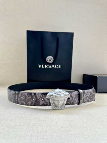 宽度3.8Cm Versace 皮带，配有立体La Medusa双面搭扣，一面饰有Barroco印花。 La Medusa搭扣 腰带环 底面料：100%牛皮