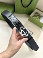 特 宽度4.0Cm 标志性Gg图案采用穿孔工艺制作，为这款黑色皮革腰带增添精致质感。闪亮钯金色调金属双G造型配件灵感源自对品牌别具意义的70年代的典藏设计。 黑