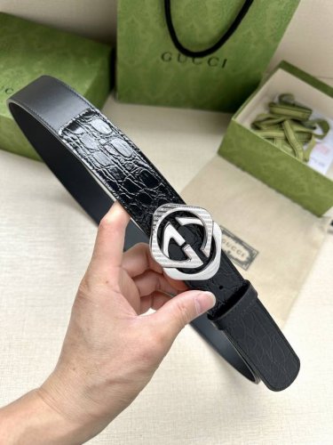 特 宽度4.0Cm 标志性Gg图案采用穿孔工艺制作，为这款黑色皮革腰带增添精致质感。闪亮钯金色调金属双G造型配件灵感源自对品牌别具意义的70年代的典藏设计。 黑