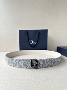 宽度3.5Cm Dior 受到标志性的同名手袋的启发 Montaigne腰带提供可翻转的版本 这要归功于其旋转机制 一侧采用天然光滑的小牛皮制成