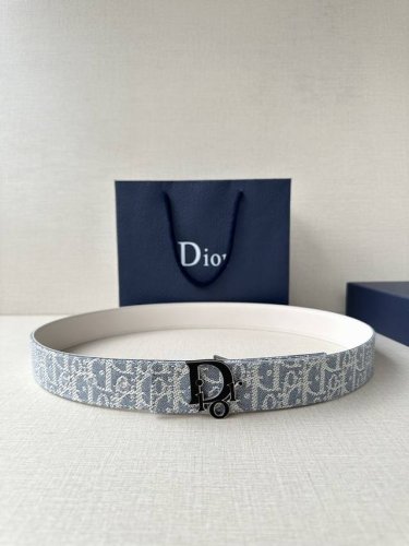 宽度3.5Cm Dior 受到标志性的同名手袋的启发 Montaigne腰带提供可翻转的版本 这要归功于其旋转机制 一侧采用天然光滑的小牛皮制成