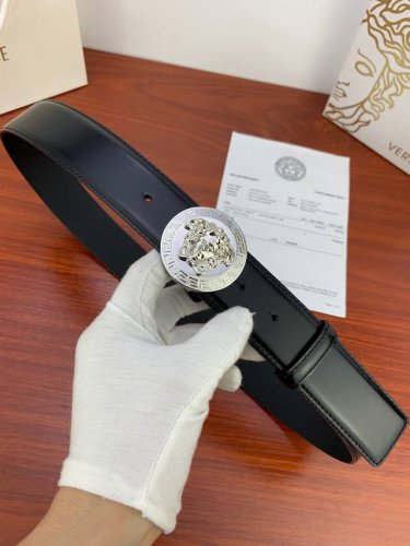 宽度4.0Cm Versace范思哲光亮开边珠平纹带身双面头层 此款腰带配有醒目的美杜莎头像搭扣，可为任何造型增添几分立体雅致效果。