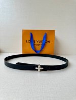 2.0宽 本款 Lv Iconic 双面腰带以纤细剪裁迎接新季，搭配标志性 Iconic 搭扣，无论展现 Monogram Reverse 帆布或素雅牛皮革，均