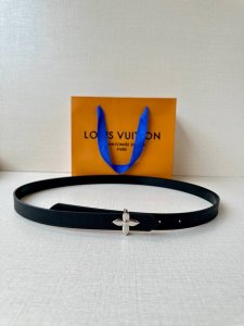 2.0宽 本款 Lv Iconic 双面腰带以纤细剪裁迎接新季，搭配标志性 Iconic 搭扣，无论展现 Monogram Reverse 帆布或素雅牛皮革，均