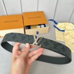 寬度：40Mm Lv Pyrmide Truck L Oeii雙面腰帶 驢家 海外原單代特供 面為進口小牛皮壓飾有標誌性品牌圖案效果工藝 原廠配色柔軟小牛皮底