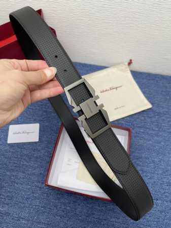 品牌菲拉.格慕 3.5Cm. 描述这款皮带采用天然粒纹皮革材质，颇具都市风范，细节充满动感。同色调金属Gancini扣饰带有撞色衬里，为其增添时髦气息。这款配饰 - 点击图像关闭